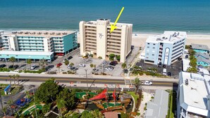 Un hotel moderno con vistas a la playa y al océano.