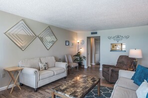 Smart TV - Cozy Beachfront 2-bedroom condo in tranquil Indian Shores (Indian Shores)