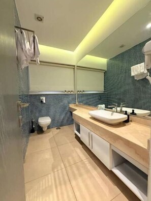 ヘアドライヤー、タオル、石鹸、トイレットペーパー