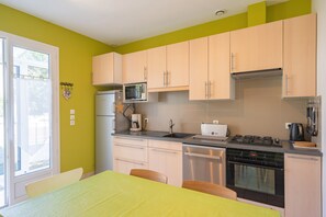 冷蔵庫、電子レンジ、オーブン、コンロ