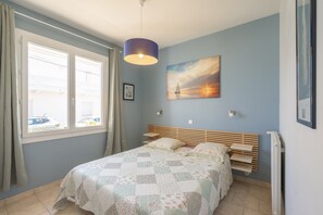 3 makuuhuonetta, silitysrauta/-lauta