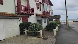 A traditional building with a balcony, a garage, and a pathway leading to the sea. - Studio with a beautiful view of the sea of Anglet (Anglet)
