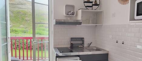 Fridge, microwave, oven, coffee/tea maker