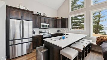 Een koelkast, een magnetron, een oven, een kookplaat