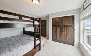 3 bedrooms, desk, WiFi, bed sheets