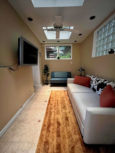 Cozy Chelsea 1-bedroom with WiFi, AC in welcoming New York