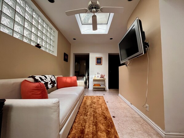 Smart TV - Cozy Chelsea 1-bedroom with WiFi, AC in welcoming New York (New York)