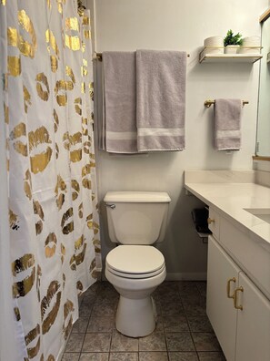 ヘアドライヤー、タオル、石鹸、シャンプー