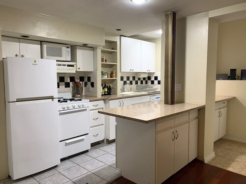 Cozy Chelsea 1-bedroom with WiFi, AC in welcoming New York