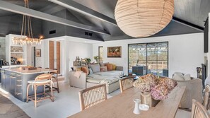 Smart TV, fireplace, table tennis, stereo