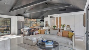 Smart TV, fireplace, table tennis, stereo