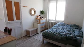 Planxa i posts de planxar, wifi i roba de llit