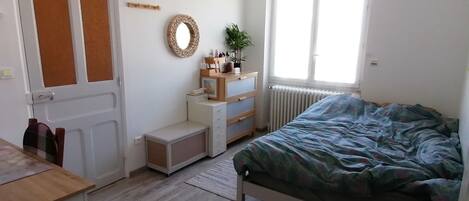 1 Schlafzimmer, BĂŒgeleisen/BĂŒgelbrett, WLAN, BettwĂ€sche