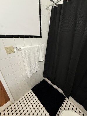 Een haardroger, handdoeken, zeep, toiletpapier