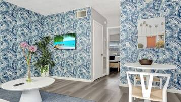 Classic Single Room, 1 Queen Bed, Kitchen | Living area