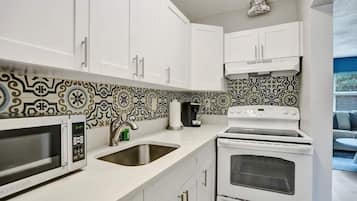 Classic Single Room, 1 Queen Bed, Kitchen | Private kitchen | Fridge, microwave, oven, cookware/dishes/utensils