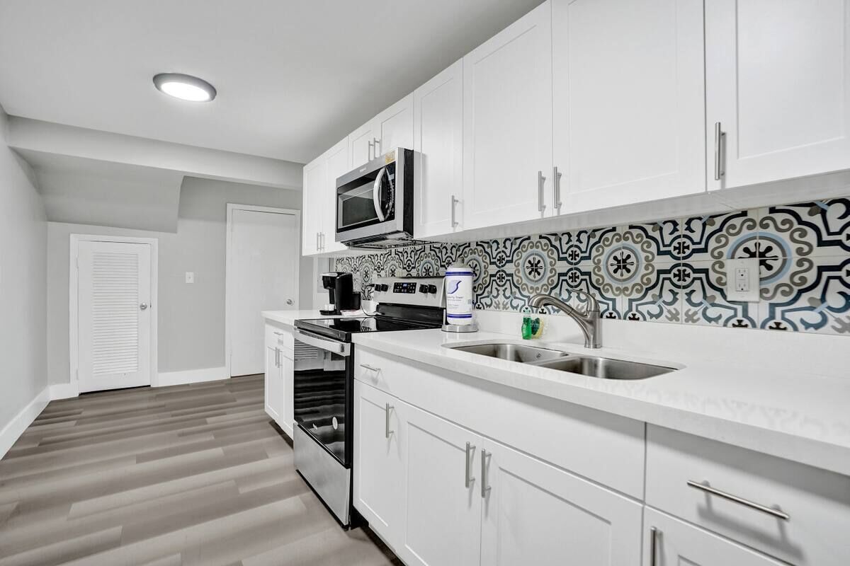 Classic Single Room, 1 Queen Bed | Private kitchen