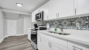 Classic Single Room, 1 Queen Bed | Private kitchen