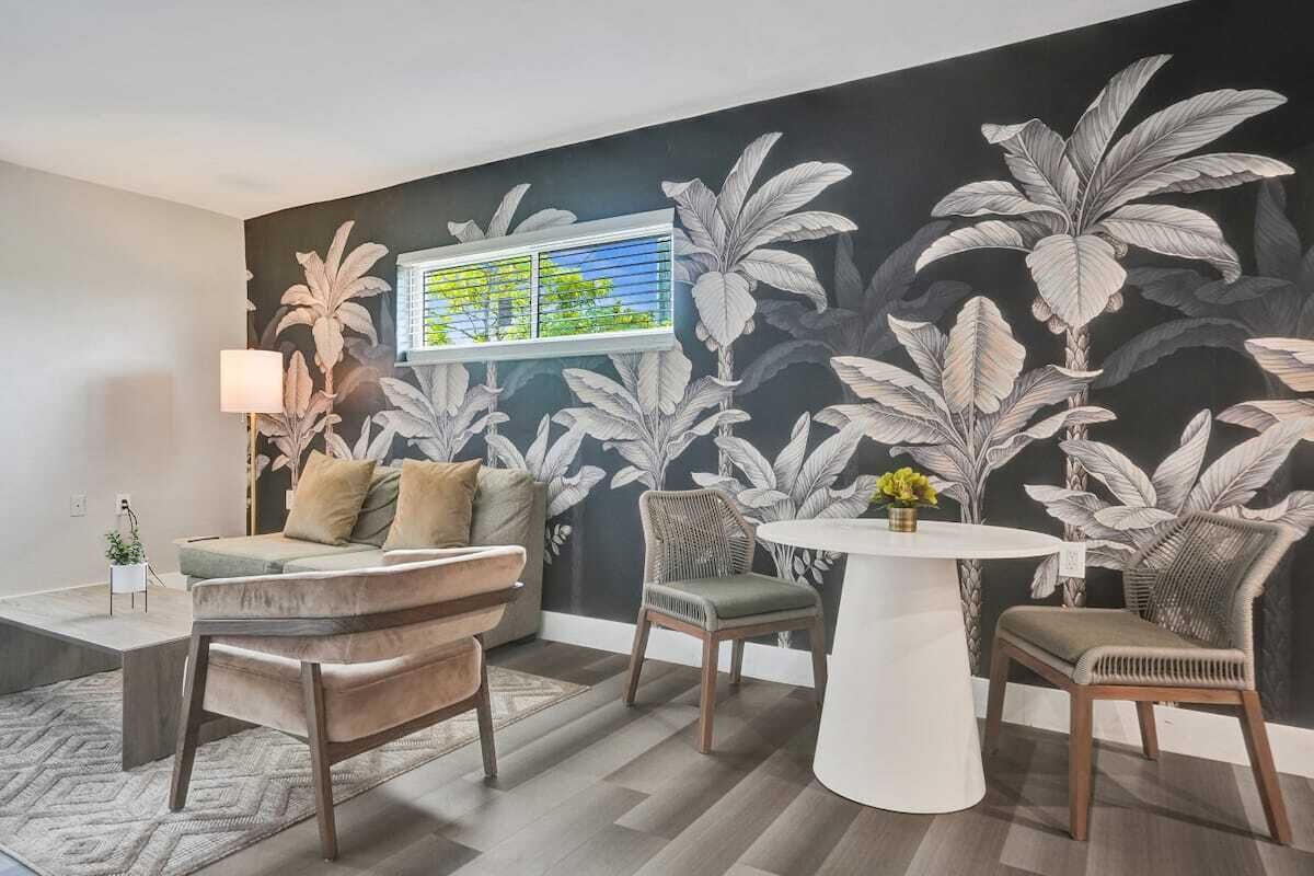 Classic Double Room, 2 Queen Beds | Living area