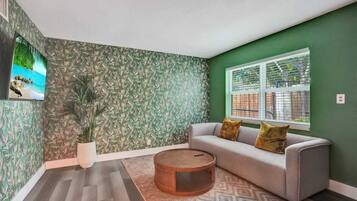 Classic Single Room, 1 Queen Bed, Non Smoking | Living area