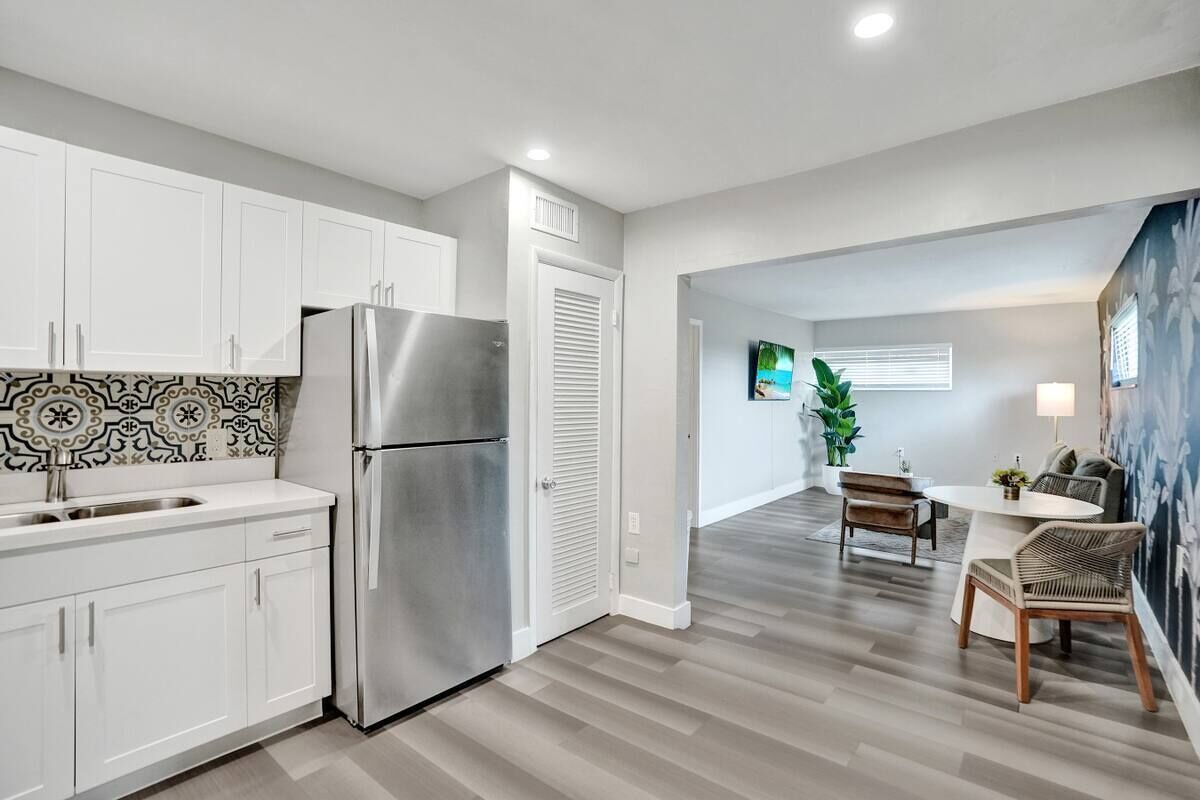 Quarto casal clássico, 2 camas Queen | Cozinha privada | Geladeira, micro-ondas, fogão, talheres/pratos/utensílios de cozinha