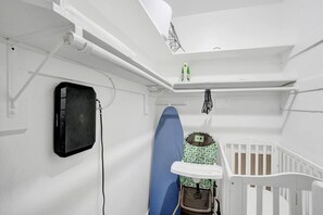 Classic-Einzelzimmer, 1 Queen-Bett, Küche | Bügeleisen/Bügelbrett