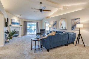 TV connectée, cheminée, livres