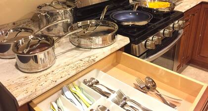 Spiral Staircase guest house
Charming 2-bedroom house with WiFi and AC in Azusa