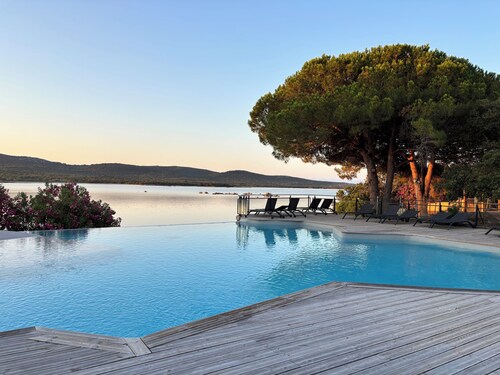 Superb waterfront T2