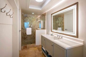 Hair dryer, towels, soap, shampoo - Water View Queen Rm w/ Pool & Spa | No Hidden Fee (Duck Key)