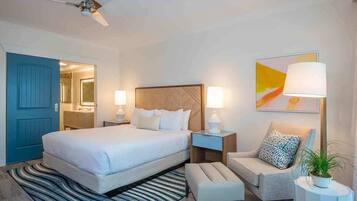 1 slaapkamer, een kluis op de kamer, een bureau