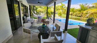 Sophisticated 3 br and private pool at Laguna