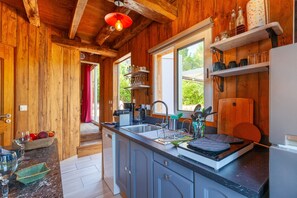 Een koelkast, een magnetron, een oven, een kookplaat