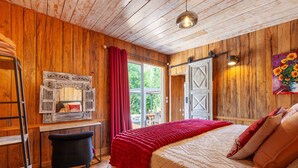 A wooden room with a bed, a desk, and a window. - Le Chalet Des Oliviers: private pool, Wi-Fi, and air conditioning in Roquefort-la-Bédoule (Roquefort-la-Bédoule)
