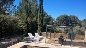 A clear swimming pool with lounge chairs and a pergola in a backyard setting. - Le Chalet Des Oliviers: private pool, Wi-Fi, and air conditioning in Roquefort-la-Bédoule (Roquefort-la-Bédoule)