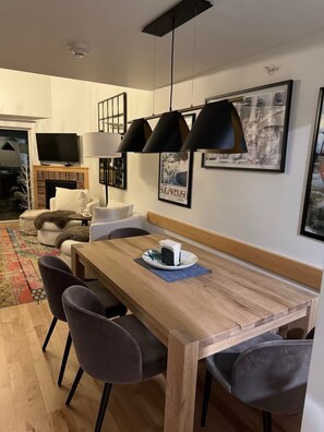 Dining - Chic, Stylish Mountainside Ski in/ski out Condo (Warren)