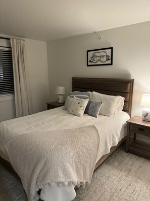 2 bedrooms, iron/ironing board, WiFi, bed sheets - Chic, Stylish Mountainside Ski in/ski out Condo (Warren)