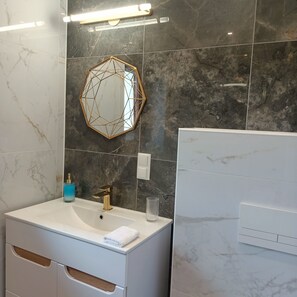 Dusche, Haartrockner, Handtücher, Seife