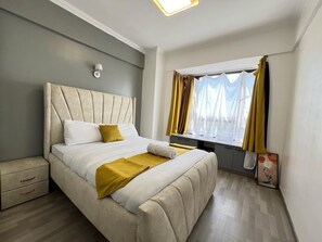 5 bedrooms, iron/ironing board, WiFi, bed sheets