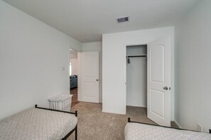 3 chambres, fer et planche à repasser, Wi-Fi, draps fournis