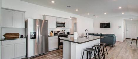 Geladeira, micro-ondas, fogão, cooktop