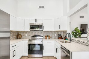 Réfrigérateur, micro-ondes, plaque de cuisson, lave-vaisselle