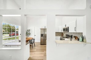 Refrigerador, microondas, placa de cocina, lavavajillas