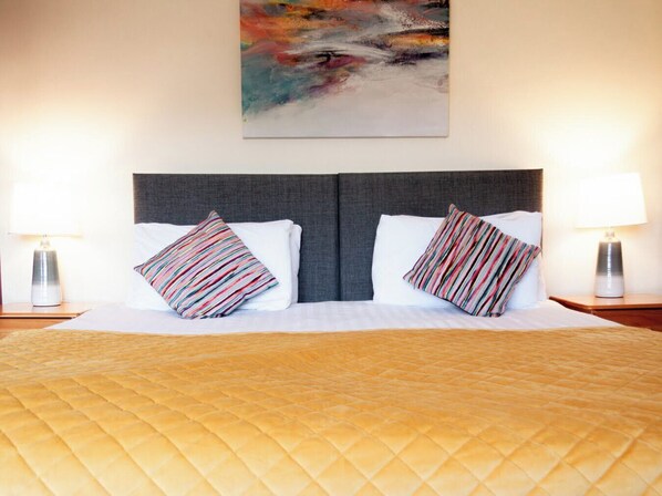 3 عدّة غرف نوم ومكواة/لوح كي وواي فاي وملاءات أسرّة