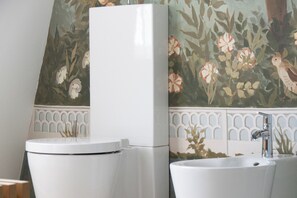 Regadera, secadora de cabello, bidet, toallas 