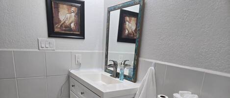 Sèche-cheveux, serviettes fournies, savon, papier toilette