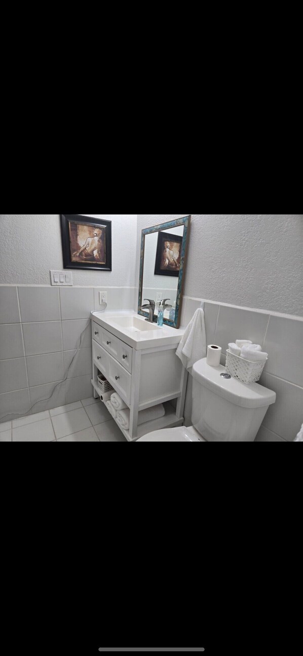 Séchoir à cheveux, serviettes fournies, savon, papier de toilette