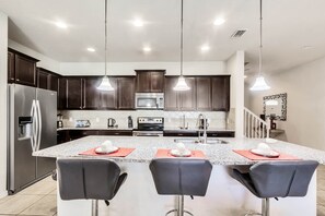 ثلاجة، ميكروويف، فرن، موقد طهي مسطح