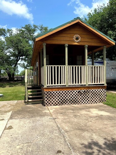 Cozy 1-bedroom cabin in charming Sweeny with fitness room, WiFi