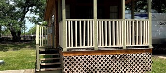 Cozy 1-bedroom cabin in charming Sweeny with fitness room, WiFi